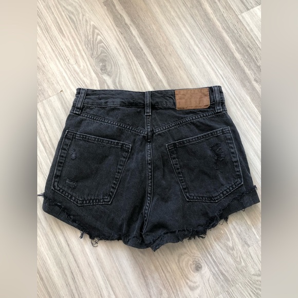 H&M Shorts - Picture 2 of 3